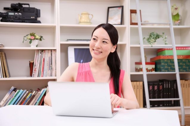 自宅で宅配買取申し込みをしている女性